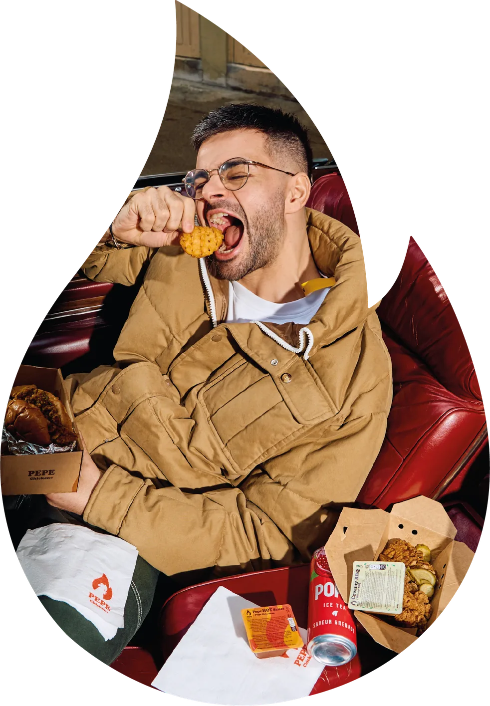 Charles, fondateur de Pepe Chicken, croquant un tender